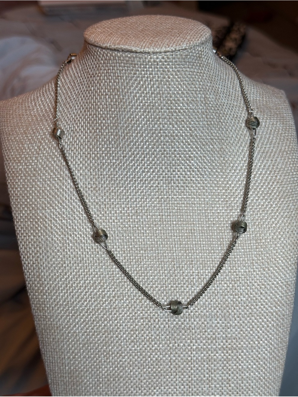 🦅AVON Elegant Silver Knot Necklace
